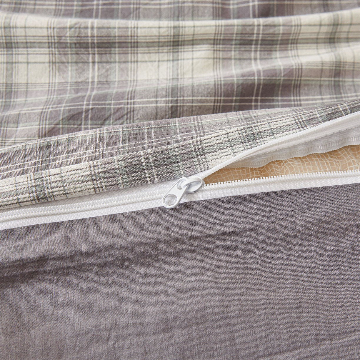 91家纺网 家纺一手货源 找家纺 梵蒂莎 2025新款可拆卸棉花被（场景2） 浅灰格影