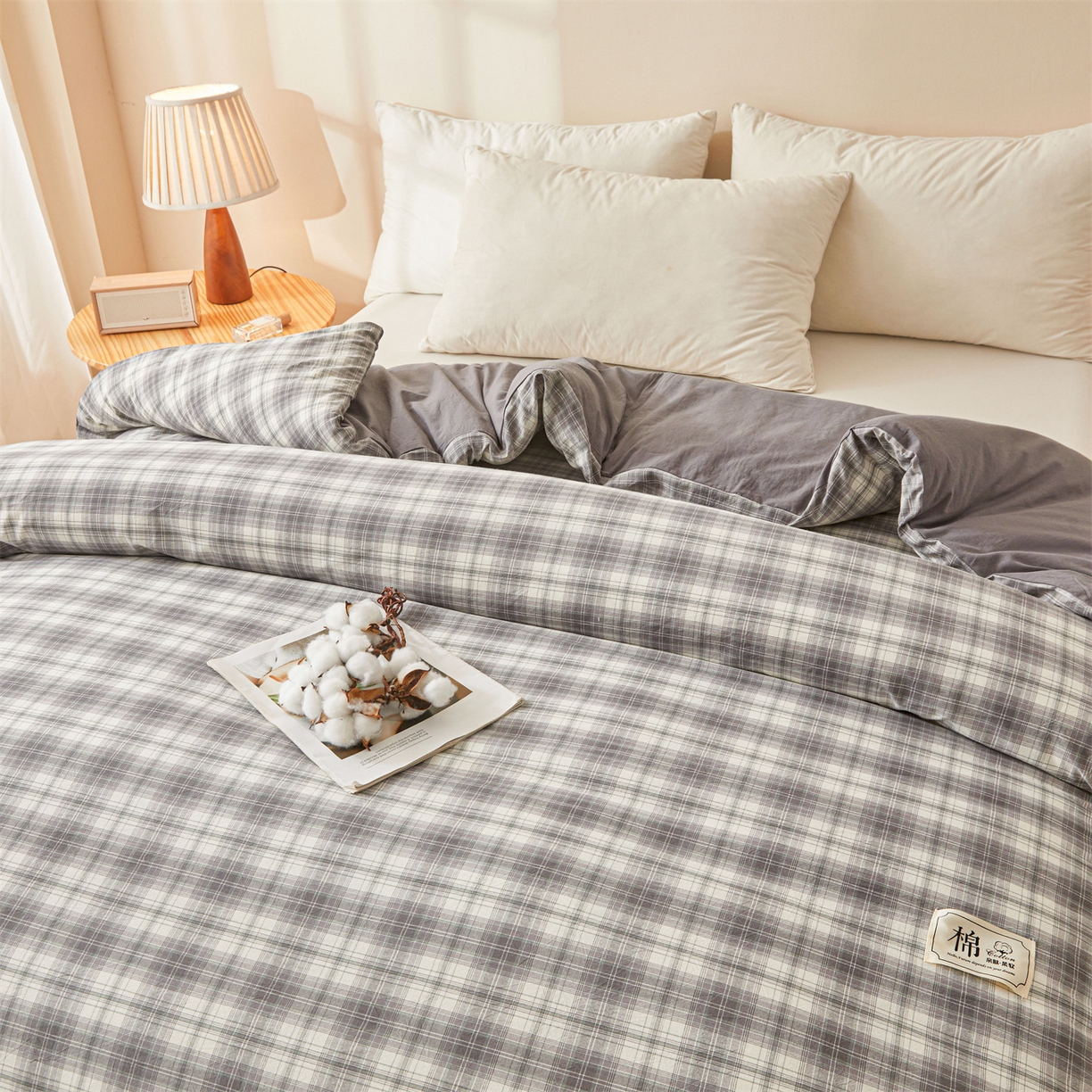 91家纺网 家纺一手货源 找家纺 梵蒂莎 2025新款可拆卸棉花被（场景2） 浅灰格影