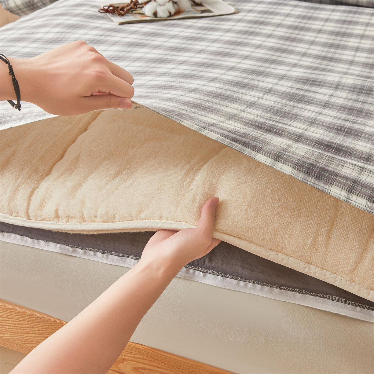 91家纺网 家纺一手货源 找家纺 梵蒂莎 2025新款可拆卸棉花被（场景2） 浅灰格影