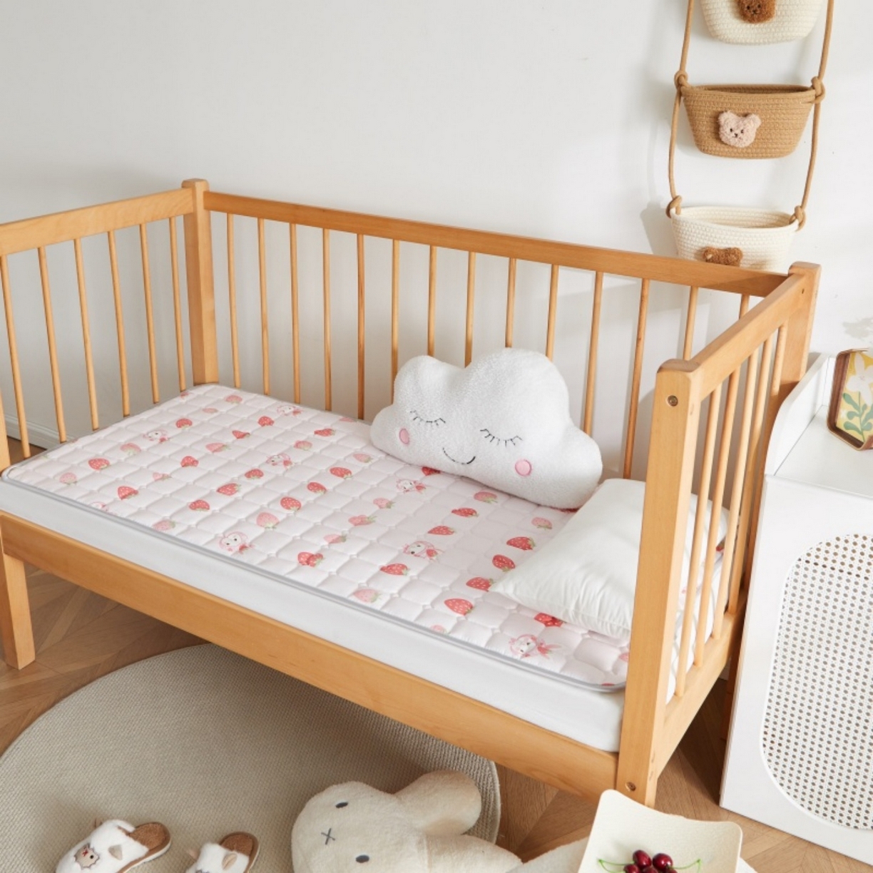 91家纺网 家纺一手货源 找家纺 奇丝雅 2025新款A类全棉棉花婴儿薄床垫幼儿园床褥子儿童专用小宝宝拼接四季通用午睡垫被午托入学 棉花填充-草莓兔漫游-全棉款