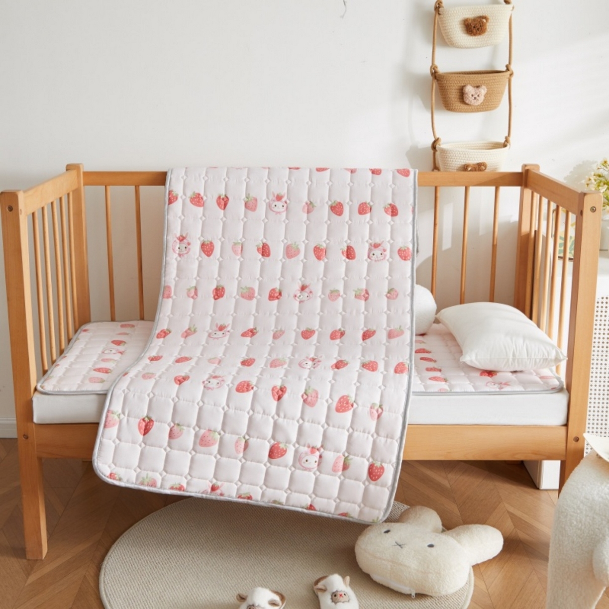 91家纺网 家纺一手货源 找家纺 奇丝雅 2025新款A类全棉棉花婴儿薄床垫幼儿园床褥子儿童专用小宝宝拼接四季通用午睡垫被午托入学 棉花填充-草莓兔漫游-全棉款