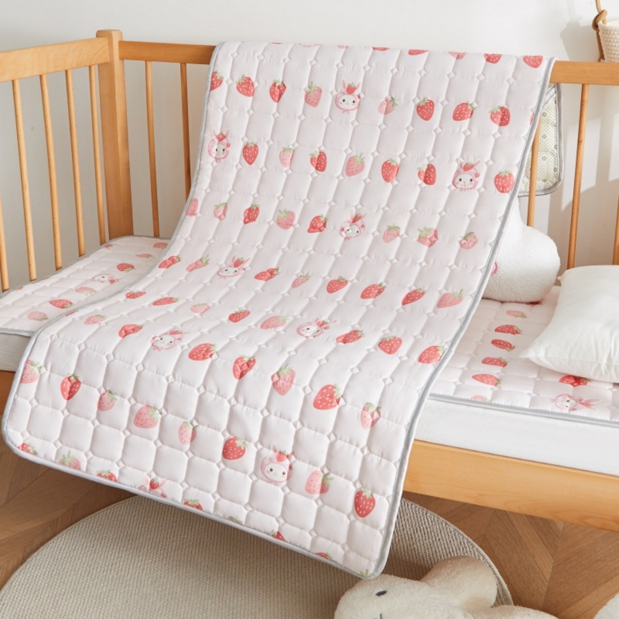 91家纺网 家纺一手货源 找家纺 奇丝雅 2025新款A类全棉棉花婴儿薄床垫幼儿园床褥子儿童专用小宝宝拼接四季通用午睡垫被午托入学 棉花填充-草莓兔漫游-全棉款