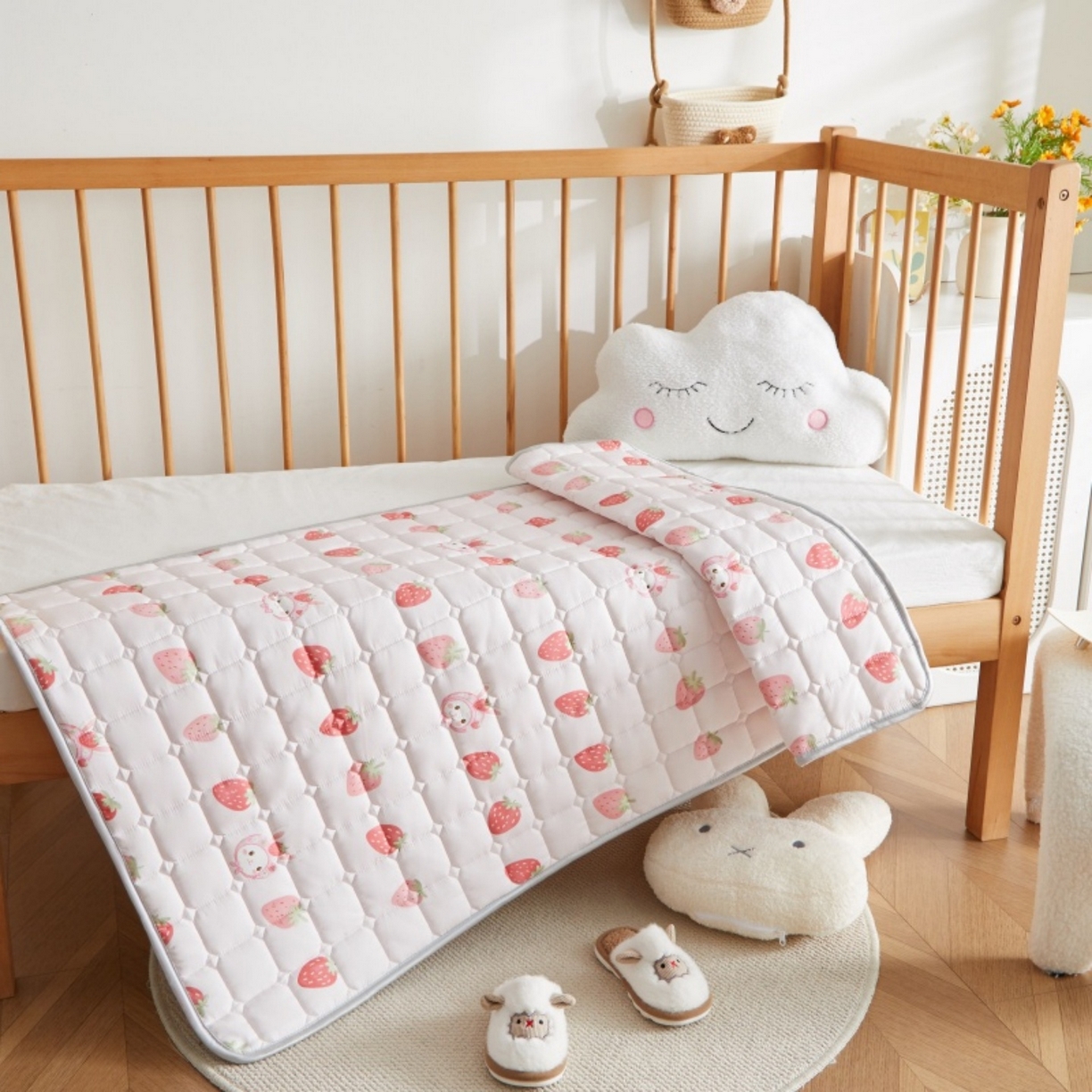 91家纺网 家纺一手货源 找家纺 奇丝雅 2025新款A类全棉棉花婴儿薄床垫幼儿园床褥子儿童专用小宝宝拼接四季通用午睡垫被午托入学 棉花填充-草莓兔漫游-全棉款