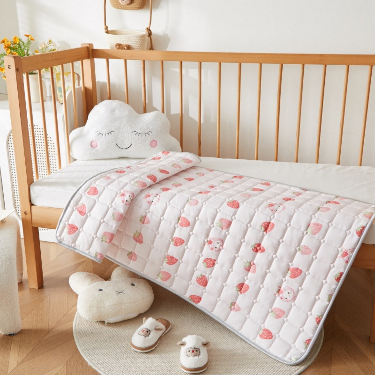 91家纺网 家纺一手货源 找家纺 奇丝雅 2025新款A类全棉棉花婴儿薄床垫幼儿园床褥子儿童专用小宝宝拼接四季通用午睡垫被午托入学 棉花填充-草莓兔漫游-全棉款