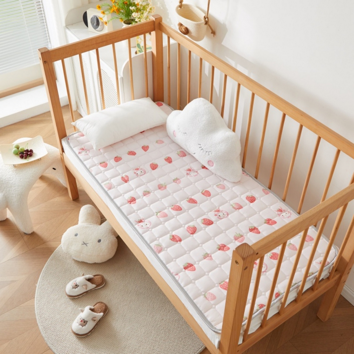 91家纺网 家纺一手货源 找家纺 奇丝雅 2025新款A类全棉棉花婴儿薄床垫幼儿园床褥子儿童专用小宝宝拼接四季通用午睡垫被午托入学 棉花填充-草莓兔漫游-全棉款