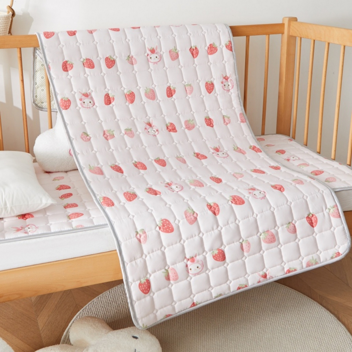 91家纺网 家纺一手货源 找家纺 奇丝雅 2025新款A类全棉棉花婴儿薄床垫幼儿园床褥子儿童专用小宝宝拼接四季通用午睡垫被午托入学 棉花填充-草莓兔漫游-全棉款
