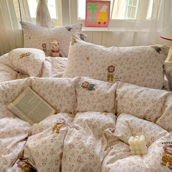 91家纺网 家纺一手货源 找家纺 漫仙阁家纺 2025新款蝴蝶结绑带款四件套-卡通系列 萌宠小狮子