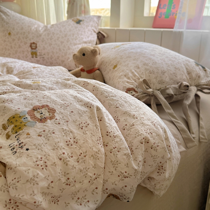 91家纺网 家纺一手货源 找家纺 漫仙阁家纺 2025新款蝴蝶结绑带款四件套-卡通系列 萌宠小狮子