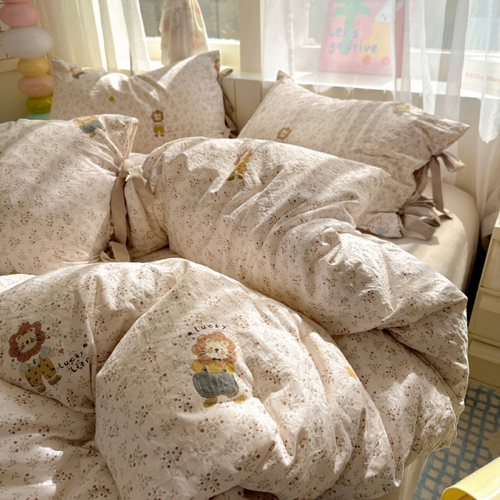 91家纺网 家纺一手货源 找家纺 漫仙阁家纺 2025新款蝴蝶结绑带款四件套-卡通系列 萌宠小狮子