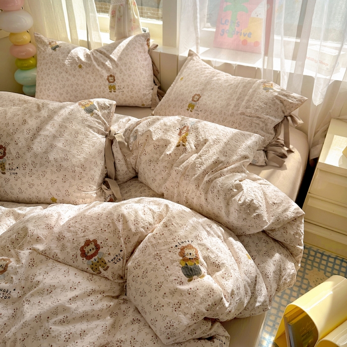 91家纺网 家纺一手货源 找家纺 漫仙阁家纺 2025新款蝴蝶结绑带款四件套-卡通系列 萌宠小狮子