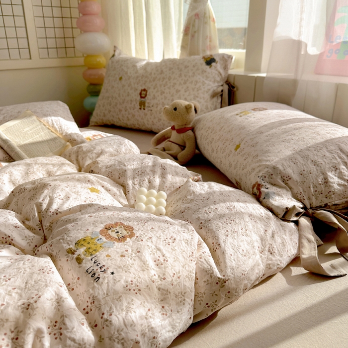 91家纺网 家纺一手货源 找家纺 漫仙阁家纺 2025新款蝴蝶结绑带款四件套-卡通系列 萌宠小狮子