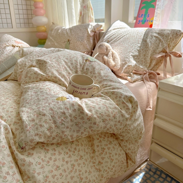 91家纺网 家纺一手货源 找家纺 漫仙阁家纺 2025新款蝴蝶结绑带款四件套-卡通系列 春日序曲