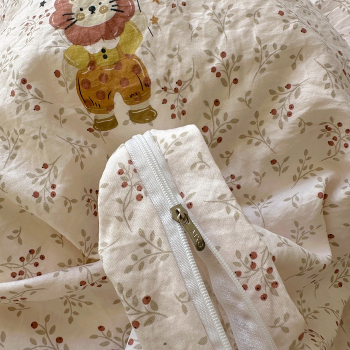 91家纺网 家纺一手货源 找家纺 漫仙阁家纺 2025新款蝴蝶结绑带款四件套-卡通系列 萌宠小狮子