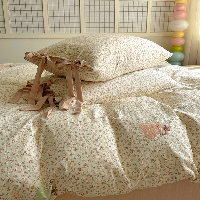 91家纺网 家纺一手货源 找家纺 漫仙阁家纺 2025新款蝴蝶结绑带款四件套-卡通系列 春日序曲