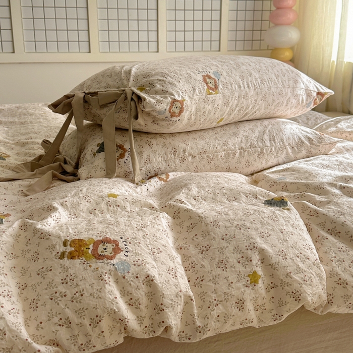 91家纺网 家纺一手货源 找家纺 漫仙阁家纺 2025新款蝴蝶结绑带款四件套-卡通系列 萌宠小狮子