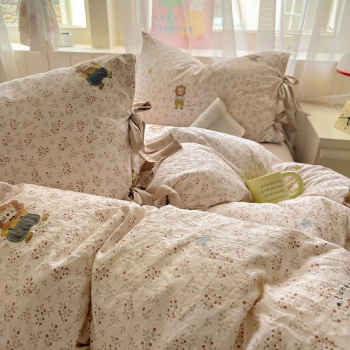 91家纺网 家纺一手货源 找家纺 漫仙阁家纺 2025新款蝴蝶结绑带款四件套-卡通系列 萌宠小狮子