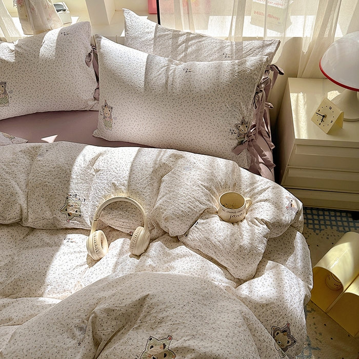 91家纺网 家纺一手货源 找家纺 漫仙阁家纺 2025新款蝴蝶结绑带款四件套-卡通系列 紫色小熊