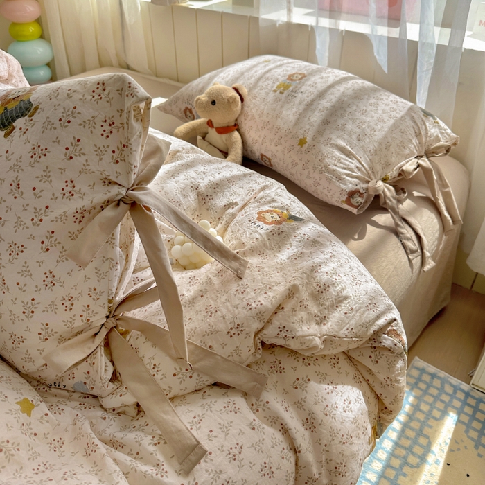 91家纺网 家纺一手货源 找家纺 漫仙阁家纺 2025新款蝴蝶结绑带款四件套-卡通系列 萌宠小狮子