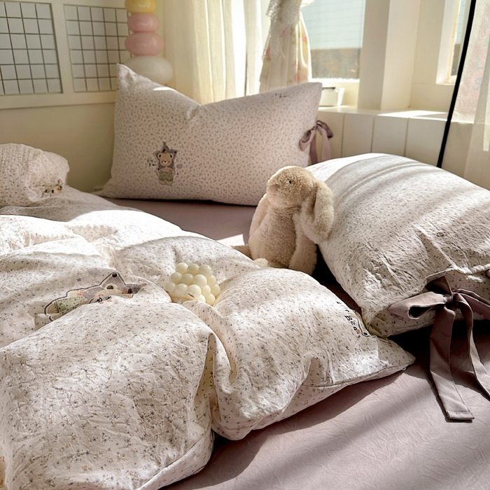 91家纺网 家纺一手货源 找家纺 漫仙阁家纺 2025新款蝴蝶结绑带款四件套-卡通系列 紫色小熊