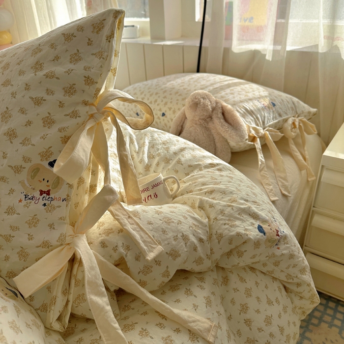 91家纺网 家纺一手货源 找家纺 漫仙阁家纺 2025新款蝴蝶结绑带款四件套-卡通系列 绅士小象-米黄