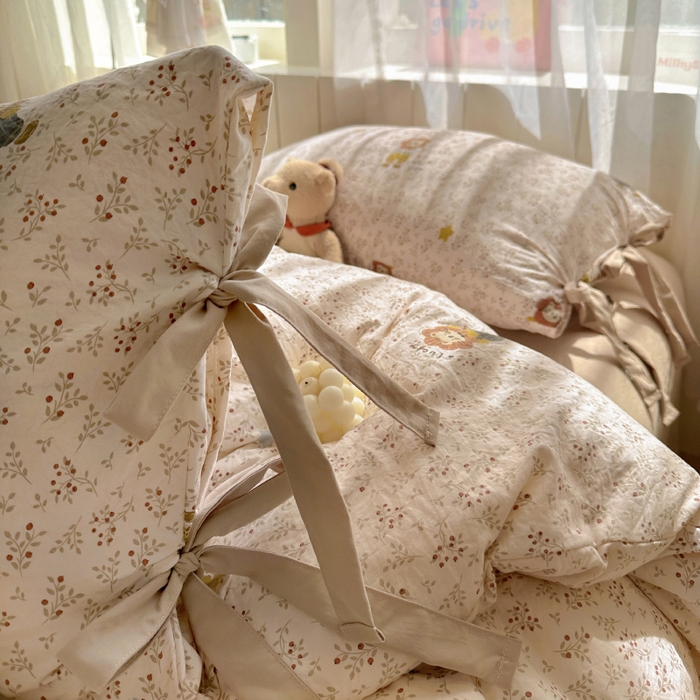 91家纺网 家纺一手货源 找家纺 漫仙阁家纺 2025新款蝴蝶结绑带款四件套-卡通系列 萌宠小狮子