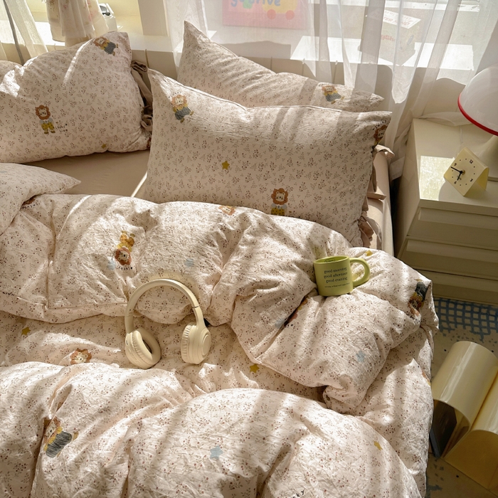 91家纺网 家纺一手货源 找家纺 漫仙阁家纺 2025新款蝴蝶结绑带款四件套-卡通系列 萌宠小狮子