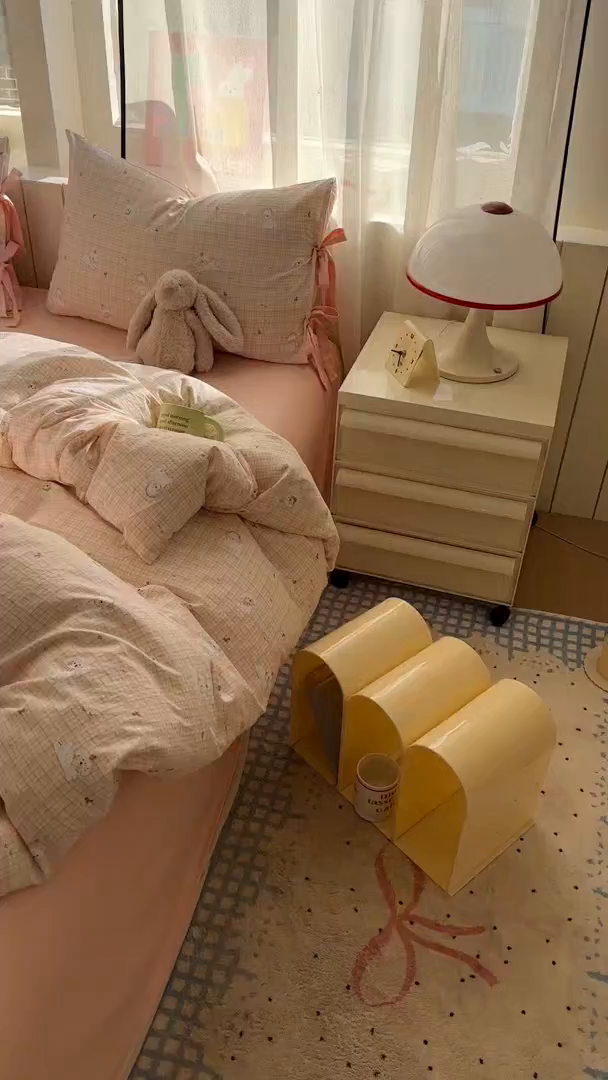 91家纺网 家纺一手货源 找家纺 漫仙阁家纺 2025新款蝴蝶结绑带款四件套-卡通系列 格子小狗