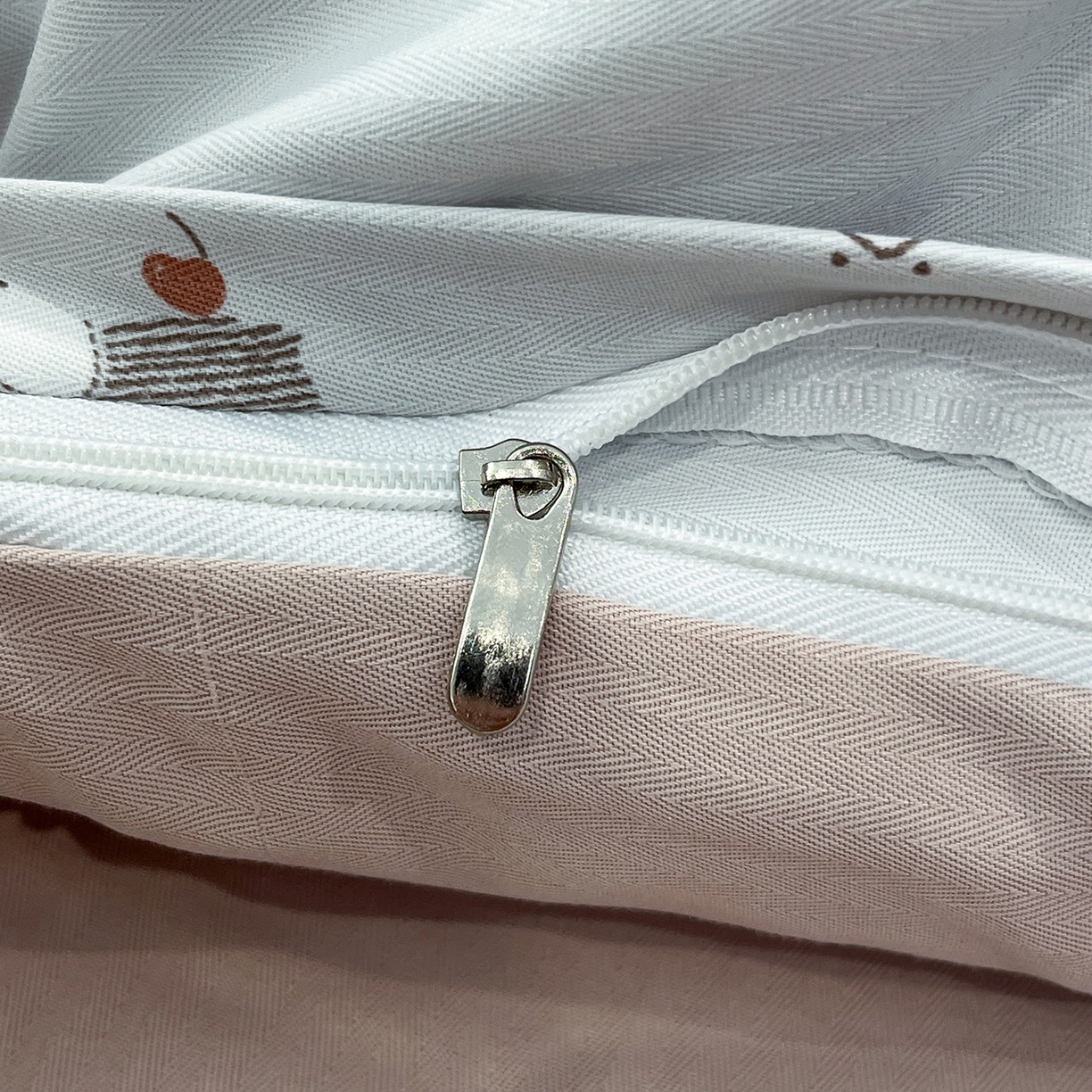 91家纺网 家纺一手货源 找家纺 金梦拉家纺 2025新款A类提花人字纹小布袋款四件套 小木马