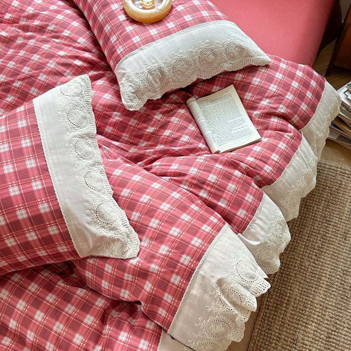 91家纺网 家纺一手货源 找家纺 觅糖家纺 2025新款A类全棉云感双层纱蕾丝花边四件套 蔓莓格