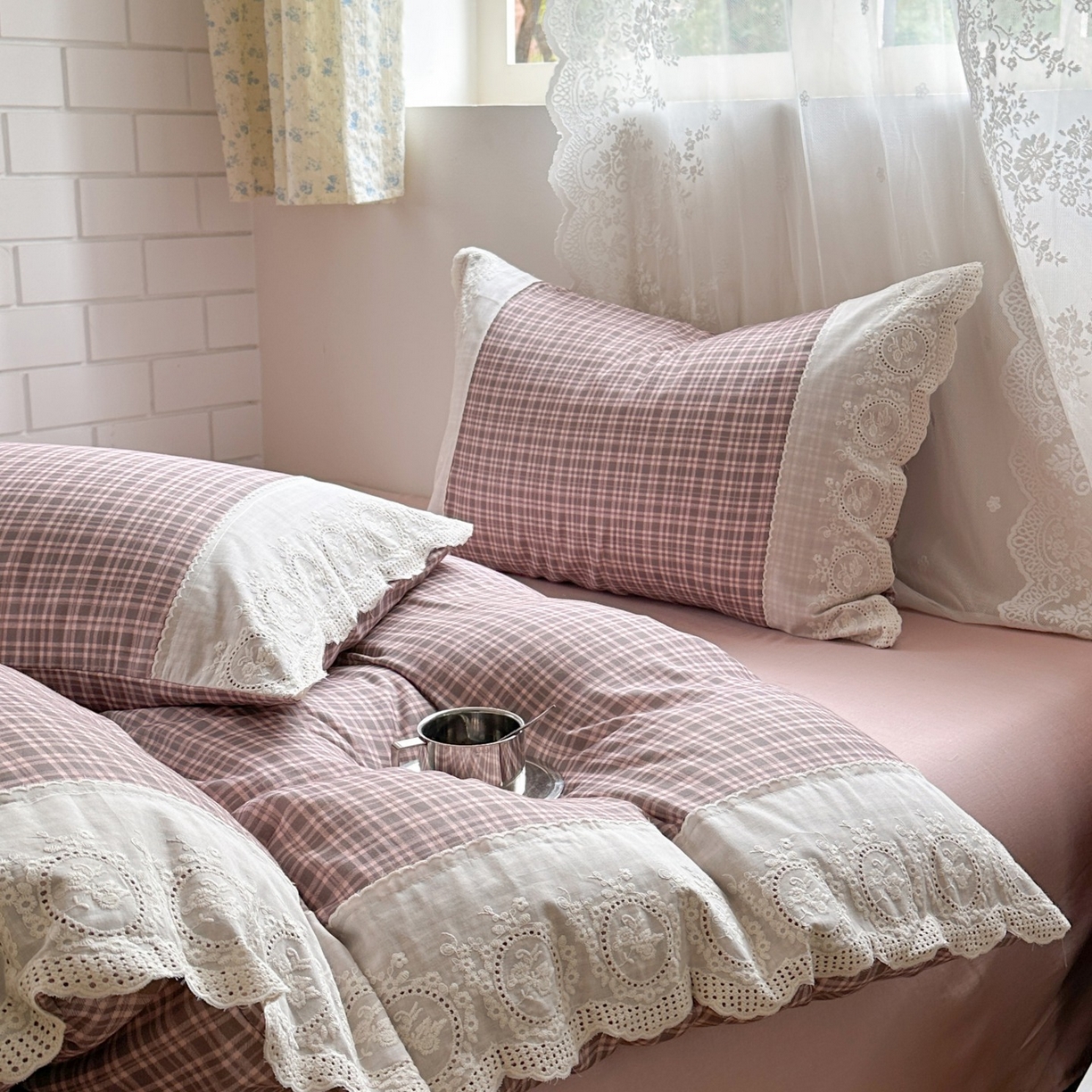 91家纺网 家纺一手货源 找家纺 觅糖家纺 2025新款A类全棉云感双层纱蕾丝花边四件套 樱落格
