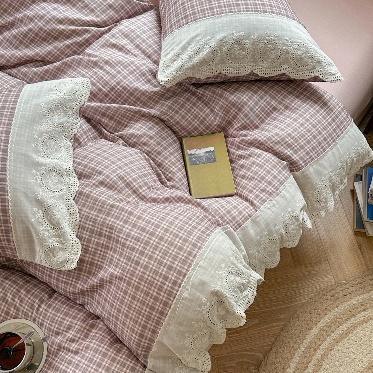 91家纺网 家纺一手货源 找家纺 觅糖家纺 2025新款A类全棉云感双层纱蕾丝花边四件套 樱落格