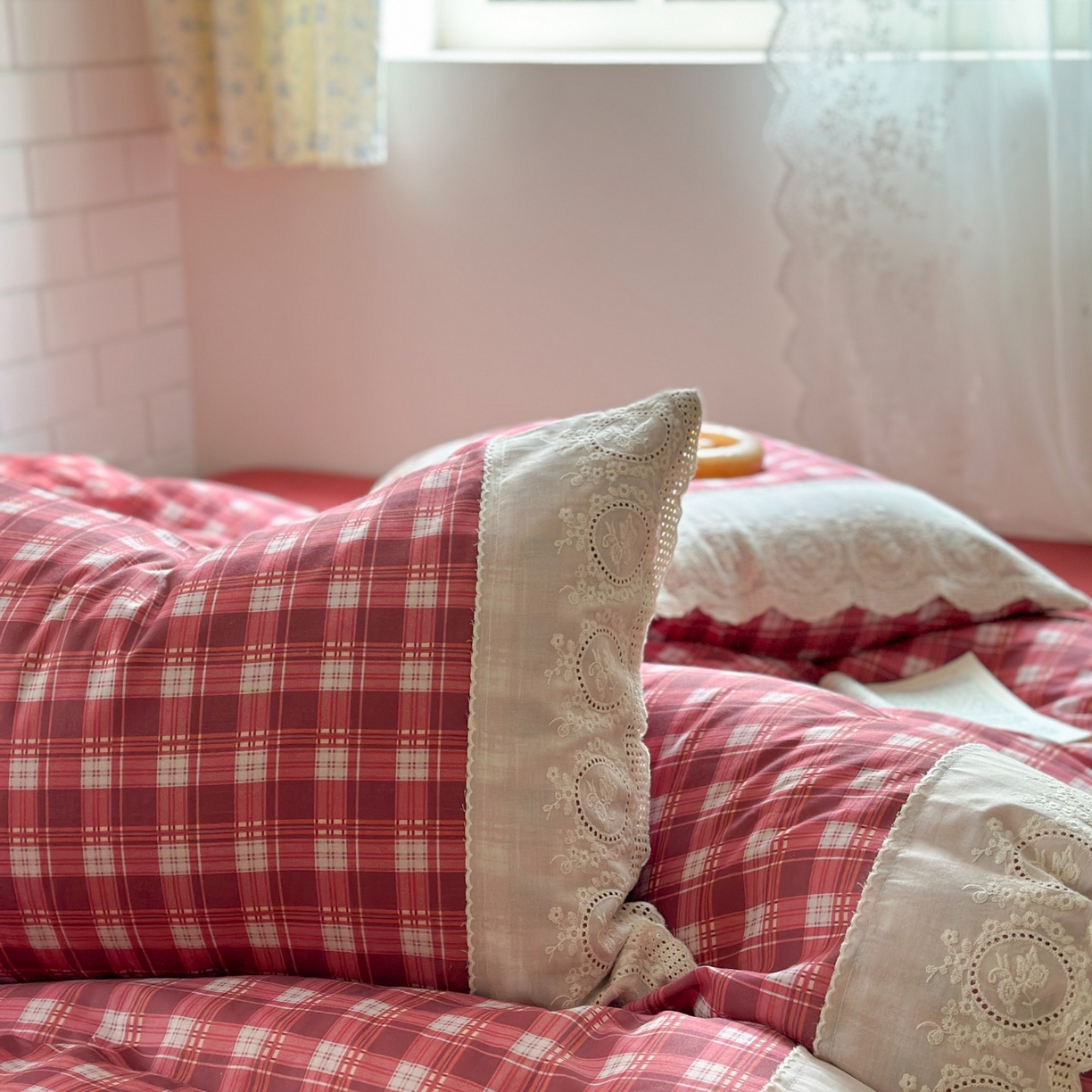 91家纺网 家纺一手货源 找家纺 觅糖家纺 2025新款A类全棉云感双层纱蕾丝花边四件套 蔓莓格