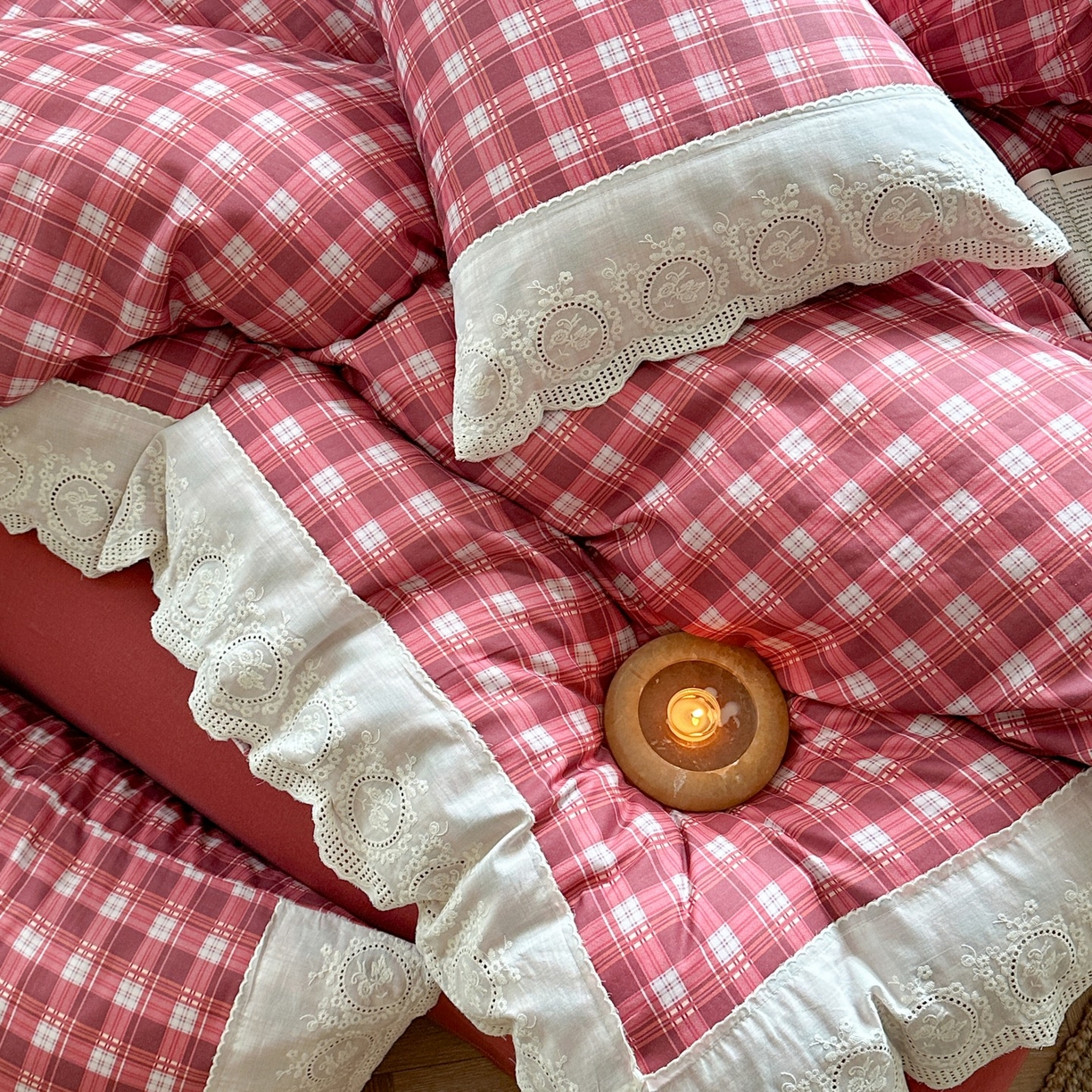 91家纺网 家纺一手货源 找家纺 觅糖家纺 2025新款A类全棉云感双层纱蕾丝花边四件套 蔓莓格