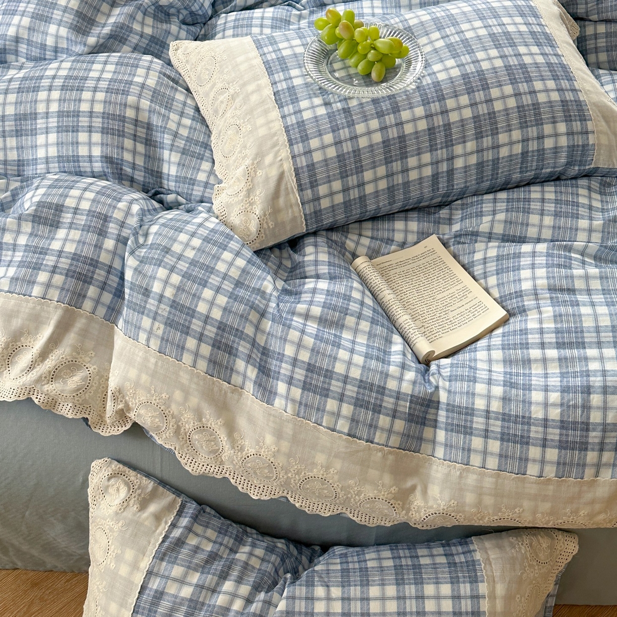 91家纺网 家纺一手货源 找家纺 觅糖家纺 2025新款A类全棉云感双层纱蕾丝花边四件套 晴天蓝格