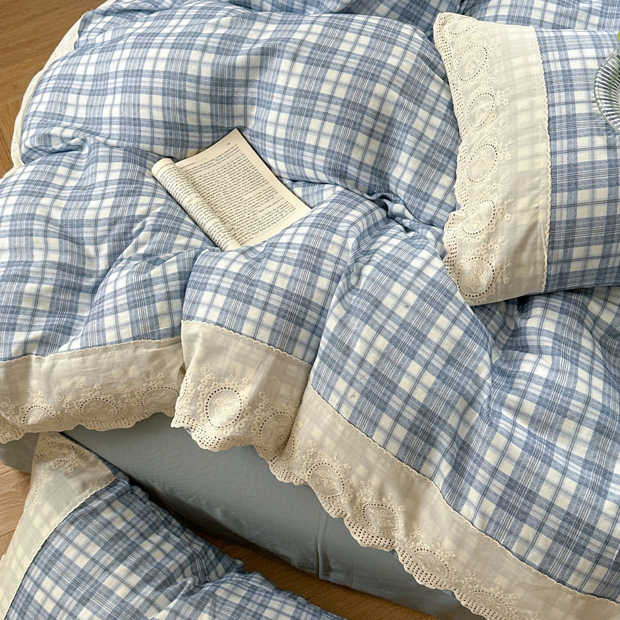 91家纺网 家纺一手货源 找家纺 觅糖家纺 2025新款A类全棉云感双层纱蕾丝花边四件套 晴天蓝格