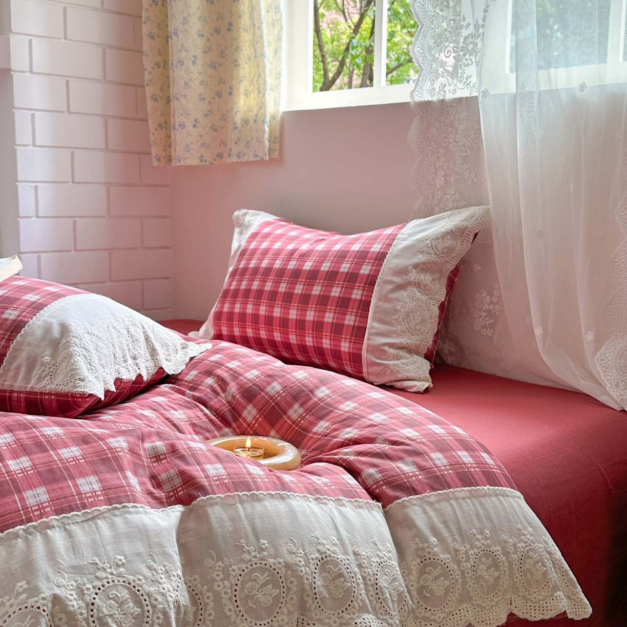 91家纺网 家纺一手货源 找家纺 觅糖家纺 2025新款A类全棉云感双层纱蕾丝花边四件套 蔓莓格