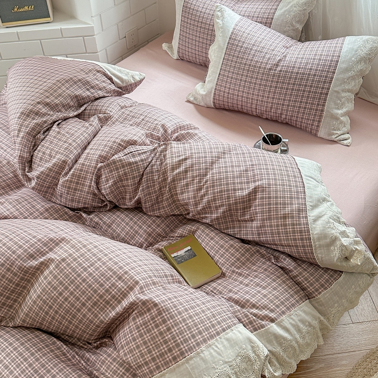 91家纺网 家纺一手货源 找家纺 觅糖家纺 2025新款A类全棉云感双层纱蕾丝花边四件套 樱落格