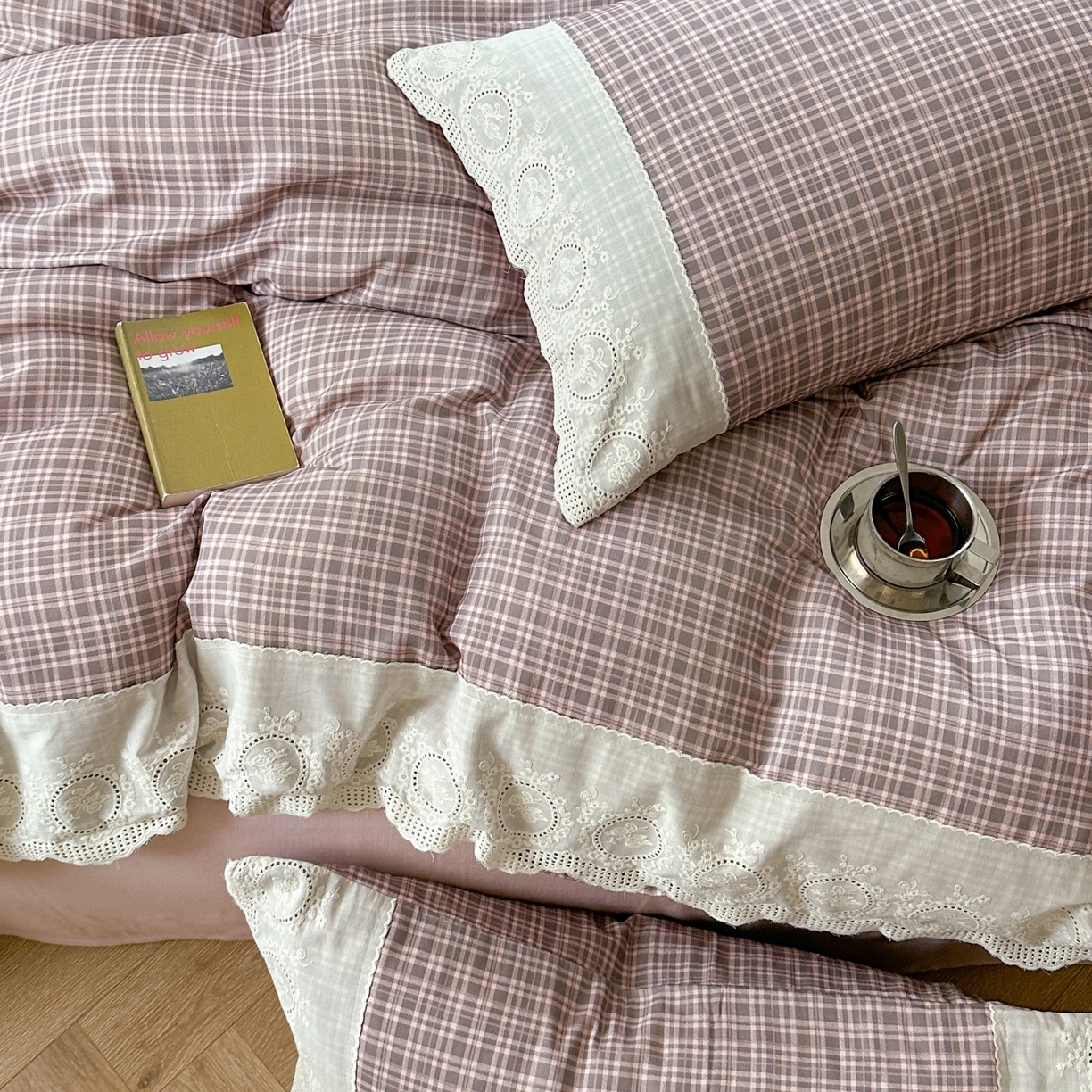 91家纺网 家纺一手货源 找家纺 觅糖家纺 2025新款A类全棉云感双层纱蕾丝花边四件套 樱落格