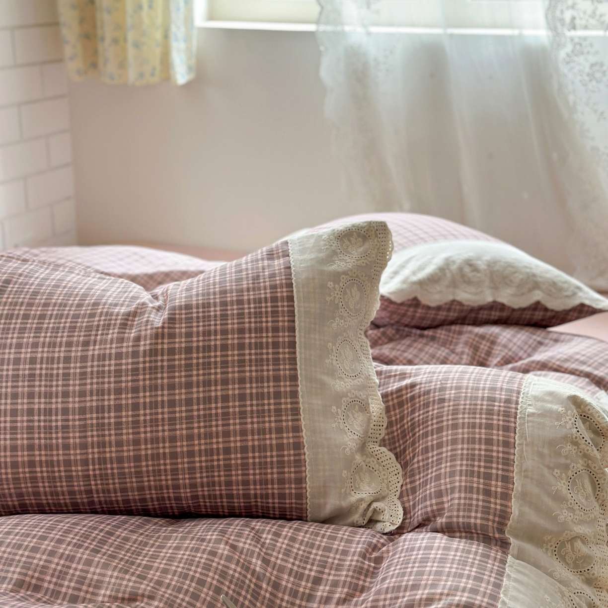 91家纺网 家纺一手货源 找家纺 觅糖家纺 2025新款A类全棉云感双层纱蕾丝花边四件套 樱落格