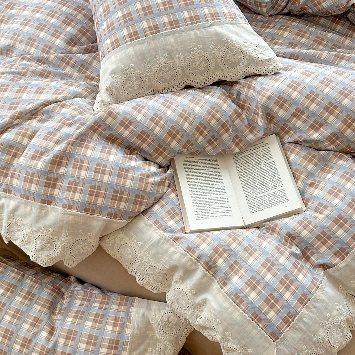 91家纺网 家纺一手货源 找家纺 觅糖家纺 2025新款A类全棉云感双层纱蕾丝花边四件套 海韵格