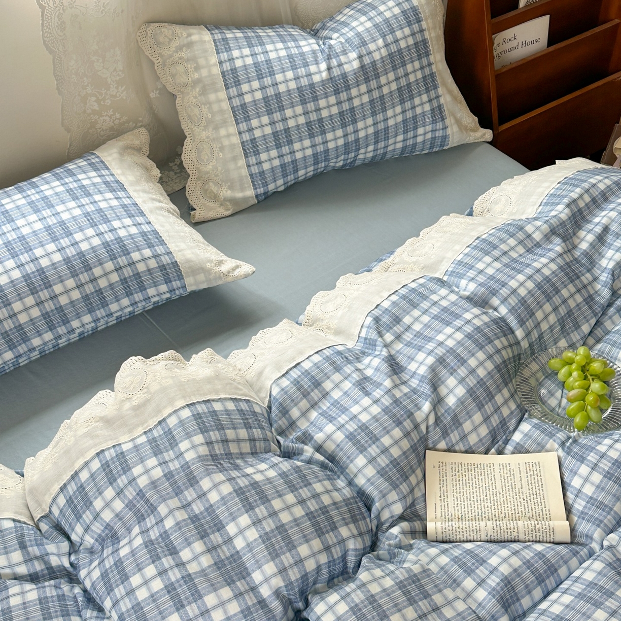 91家纺网 家纺一手货源 找家纺 觅糖家纺 2025新款A类全棉云感双层纱蕾丝花边四件套 晴天蓝格