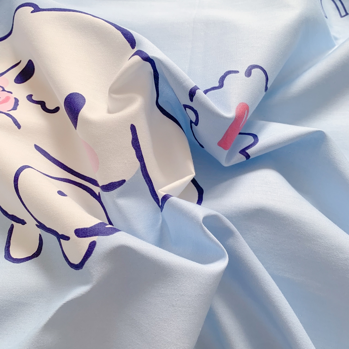 91家纺网 家纺一手货源 找家纺 玉元坊 2025新款三丽鸥系列 纯棉床单全棉床裙三四件套 基础款 甜品玉桂狗【简约款】