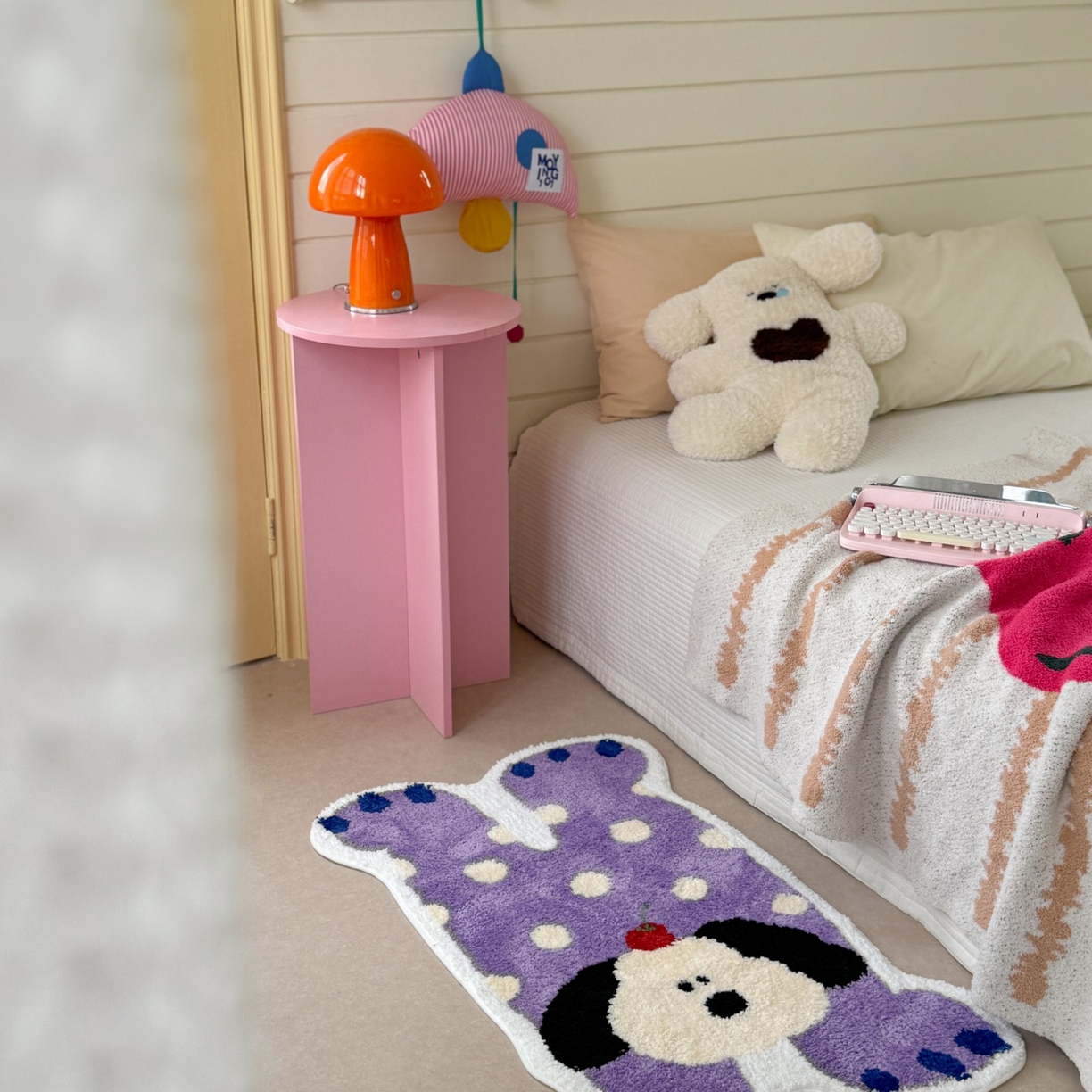 91家纺网 家纺一手货源 找家纺 觅糖家纺 2025新款云感卡通风治愈系地垫 紫色苹果狗