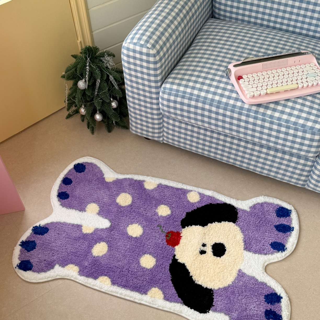 91家纺网 家纺一手货源 找家纺 觅糖家纺 2025新款云感卡通风治愈系地垫 紫色苹果狗