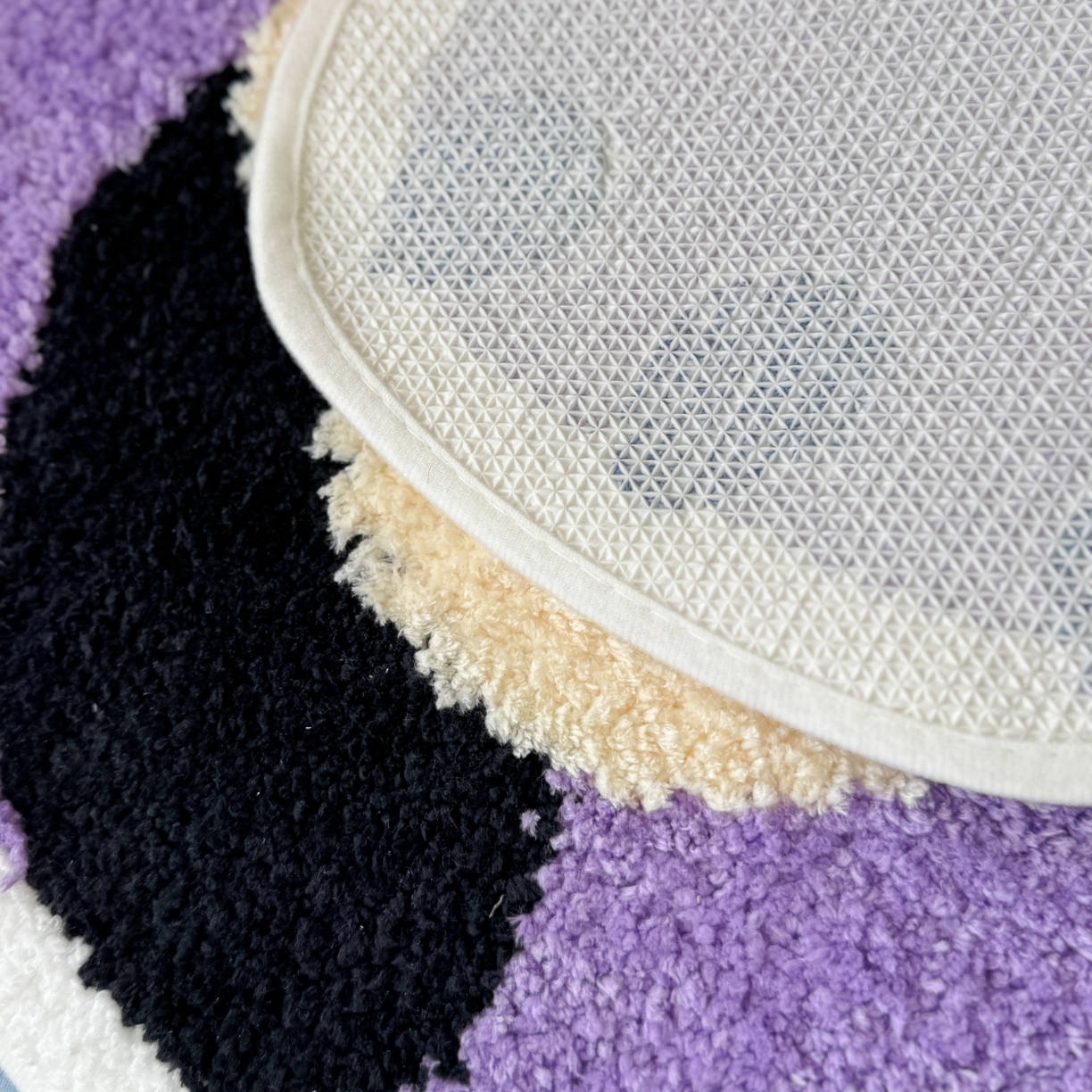 91家纺网 家纺一手货源 找家纺 觅糖家纺 2025新款云感卡通风治愈系地垫 紫色苹果狗