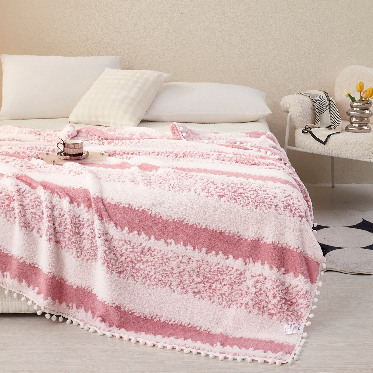 91家纺网 家纺一手货源 找家纺 莱家富 2026新款跨境专供外贸出口300克重双面条纹阳离子提花毛球毛毯盖毯休闲小毯子冬季床单 雪球梦语桃粉