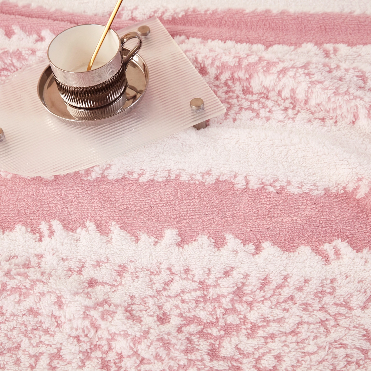 91家纺网 家纺一手货源 找家纺 莱家富 2026新款跨境专供外贸出口300克重双面条纹阳离子提花毛球毛毯盖毯休闲小毯子冬季床单 雪球梦语桃粉