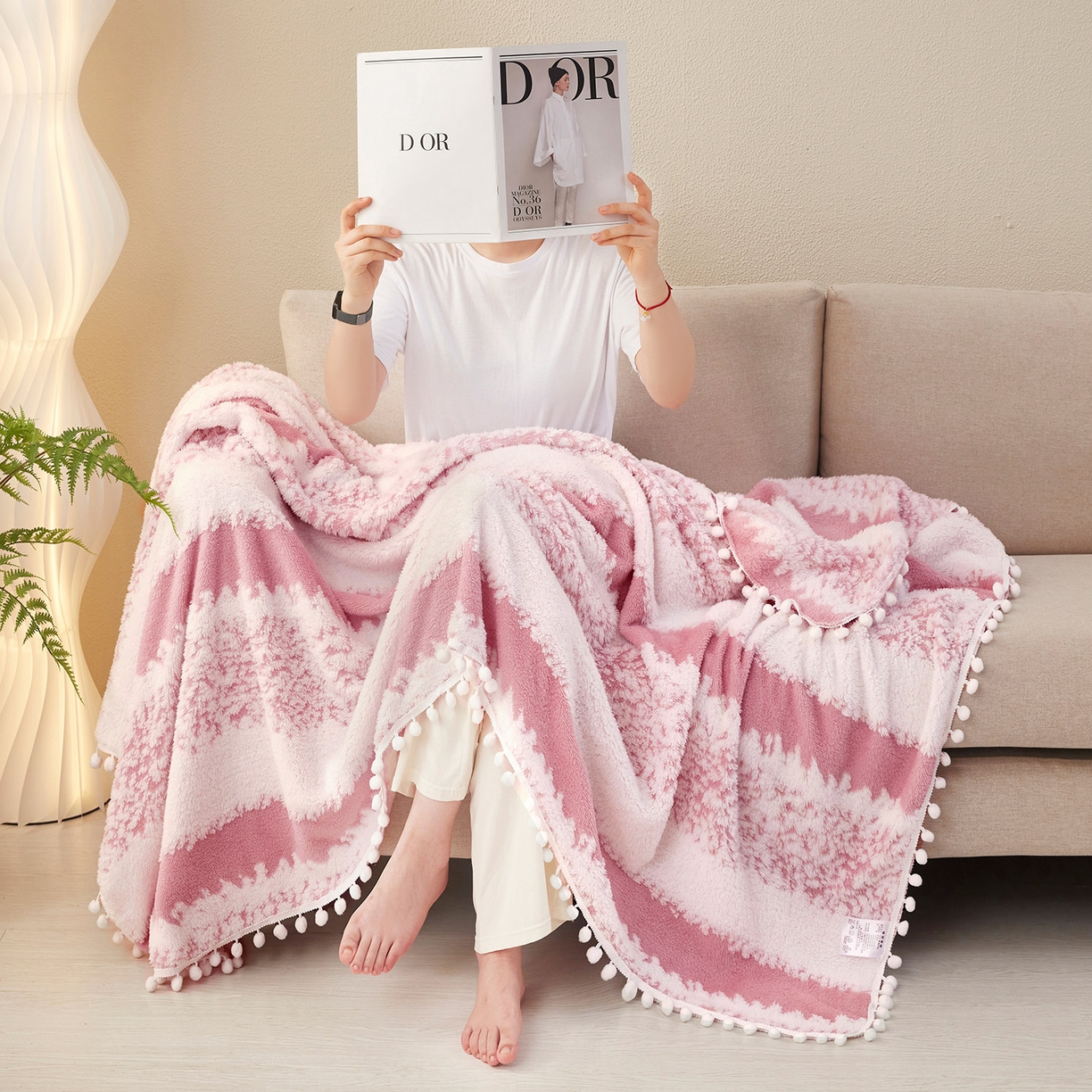 91家纺网 家纺一手货源 找家纺 莱家富 2026新款跨境专供外贸出口300克重双面条纹阳离子提花毛球毛毯盖毯休闲小毯子冬季床单 雪球梦语桃粉