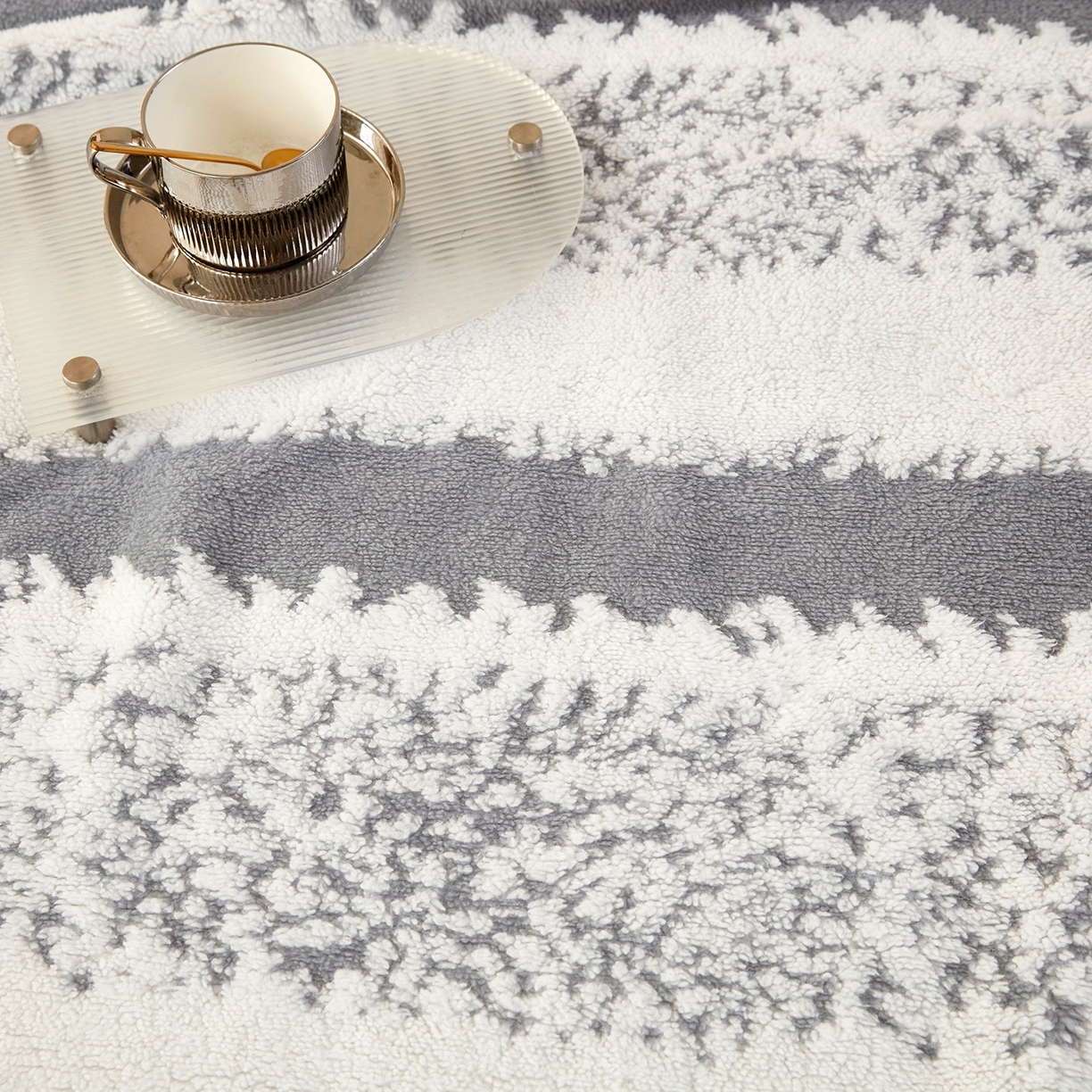 91家纺网 家纺一手货源 找家纺 莱家富 2026新款跨境专供外贸出口300克重双面条纹阳离子提花毛球毛毯盖毯休闲小毯子冬季床单 雪球梦语烟灰