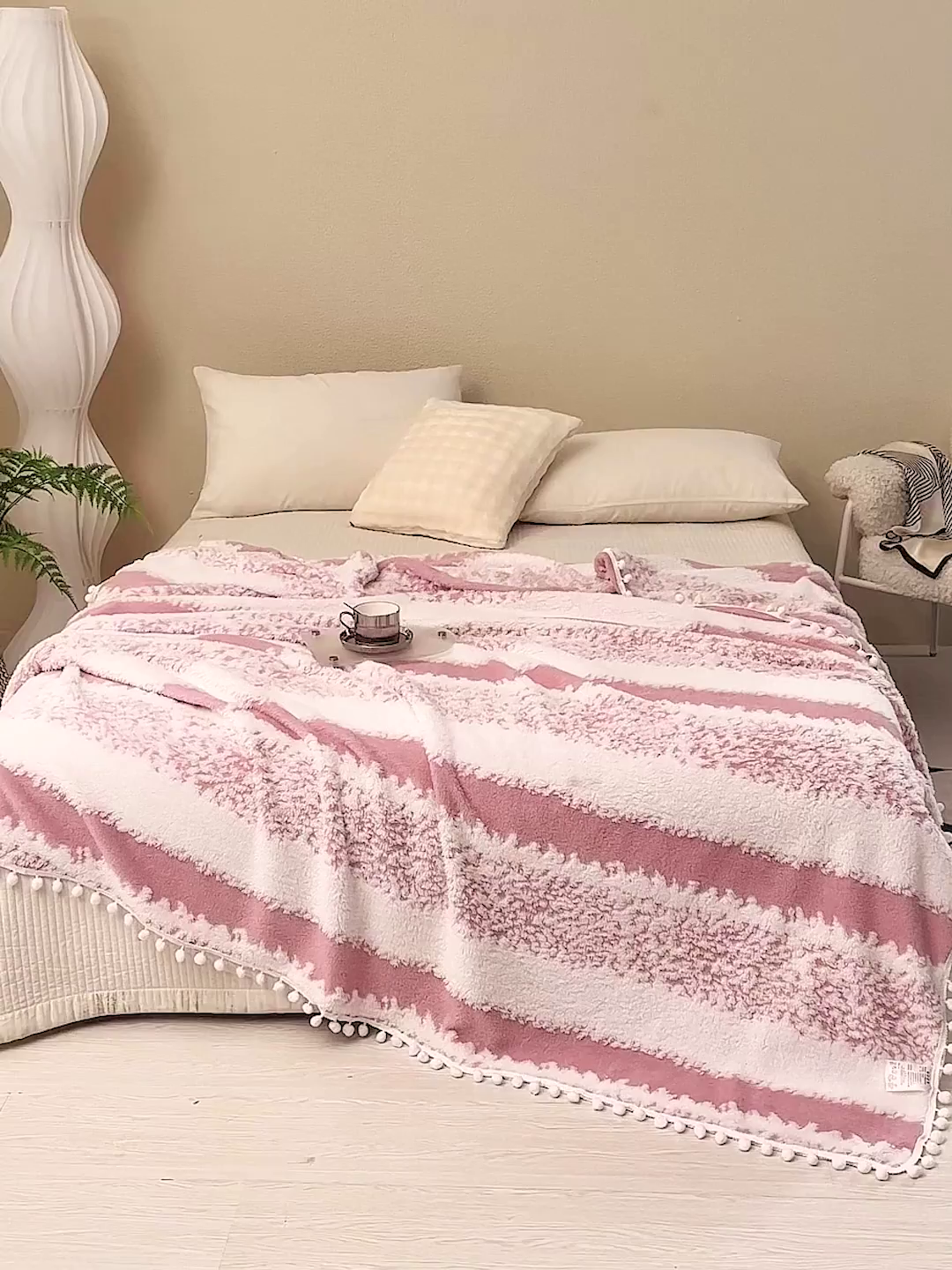 91家纺网 家纺一手货源 找家纺 莱家富 2026新款跨境专供外贸出口300克重双面条纹阳离子提花毛球毛毯盖毯休闲小毯子冬季床单 雪球梦语桃粉